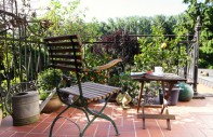 Saubere Terrasse im mediterranen Stil