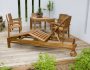 Einige Gartenmöbel aus Holz auf einer Veranda