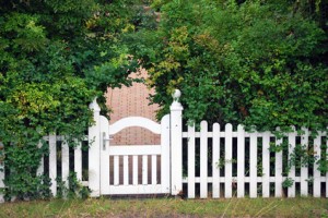 Gartenzaun wurde Weiß gestrichen