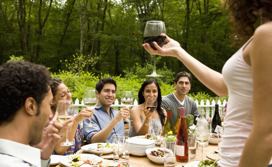 Feiergesellschaft im Garten an gedecktem Tisch