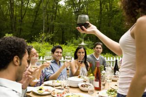 Feiergesellschaft im Garten an gedecktem Tisch