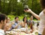 Feiergesellschaft im Garten an gedecktem Tisch