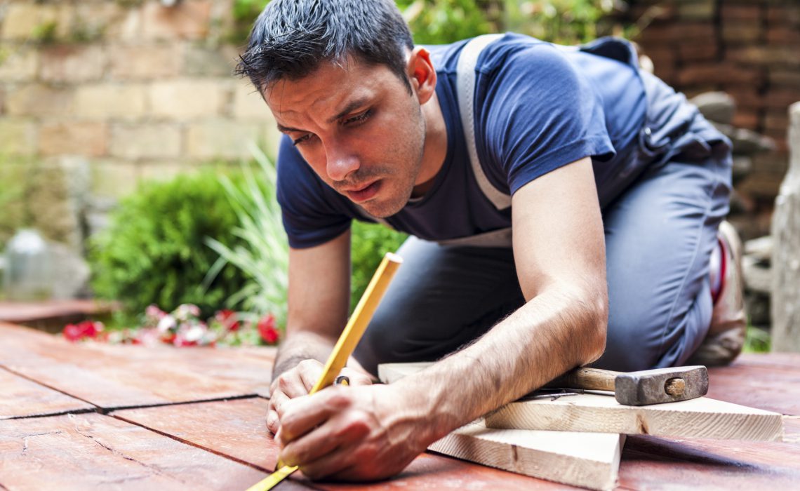 Junger Handwerker baut Terasse