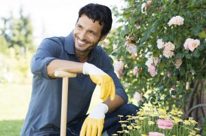 Ein Mann bei der Gartenarbeit